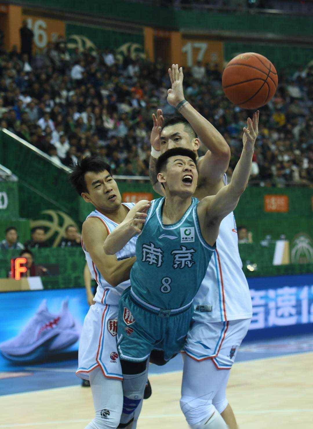 江苏队惨遭连败,冲击季后赛资格受挫 江苏队惨遭连败,冲击季后赛资格受挫