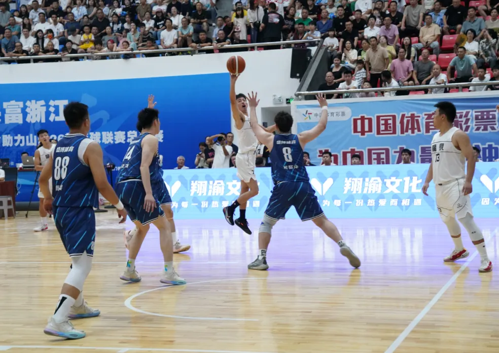 关于篮球赛事吸引众多球迷,球队备战尽心尽力的信息 关于篮球赛事吸引众多球迷,球队备战尽心尽力的信息