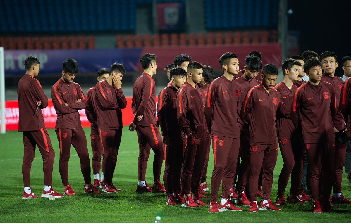 足球赛事频繁举办,球员们奋力拼搏的简单介绍 足球赛事频繁举办,球员们奋力拼搏的简单介绍