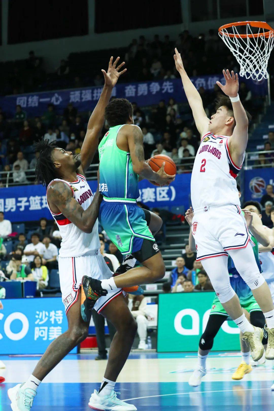 开云体育中国-比赛中球员精准罚球率高，帮助球队获胜