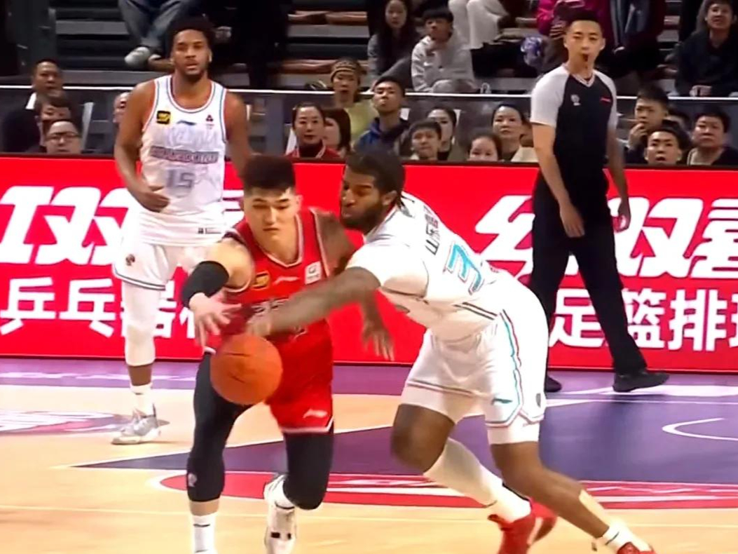 威胁不断！两队阵容交织展开激烈对决的简单介绍