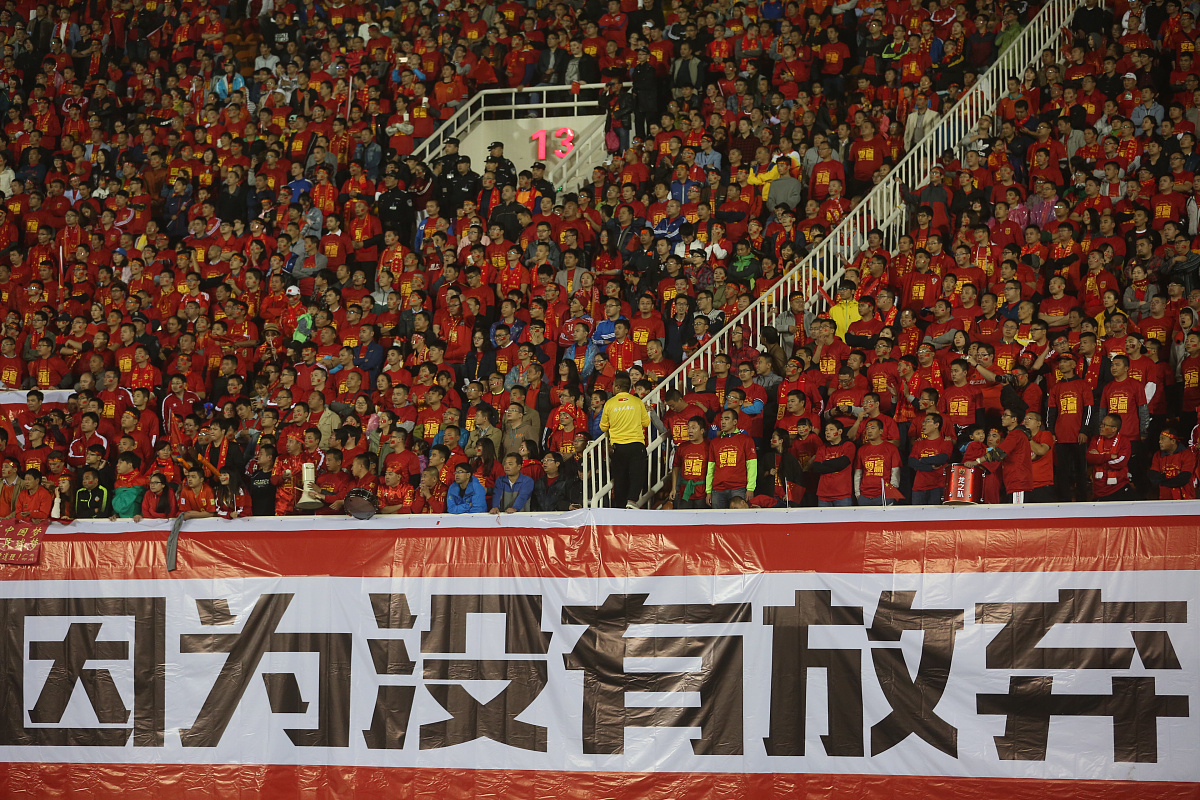 经过激烈角逐,球队艰难地抓住胜利的尾巴的简单介绍 经过激烈角逐,球队艰难地抓住胜利的尾巴的简单介绍