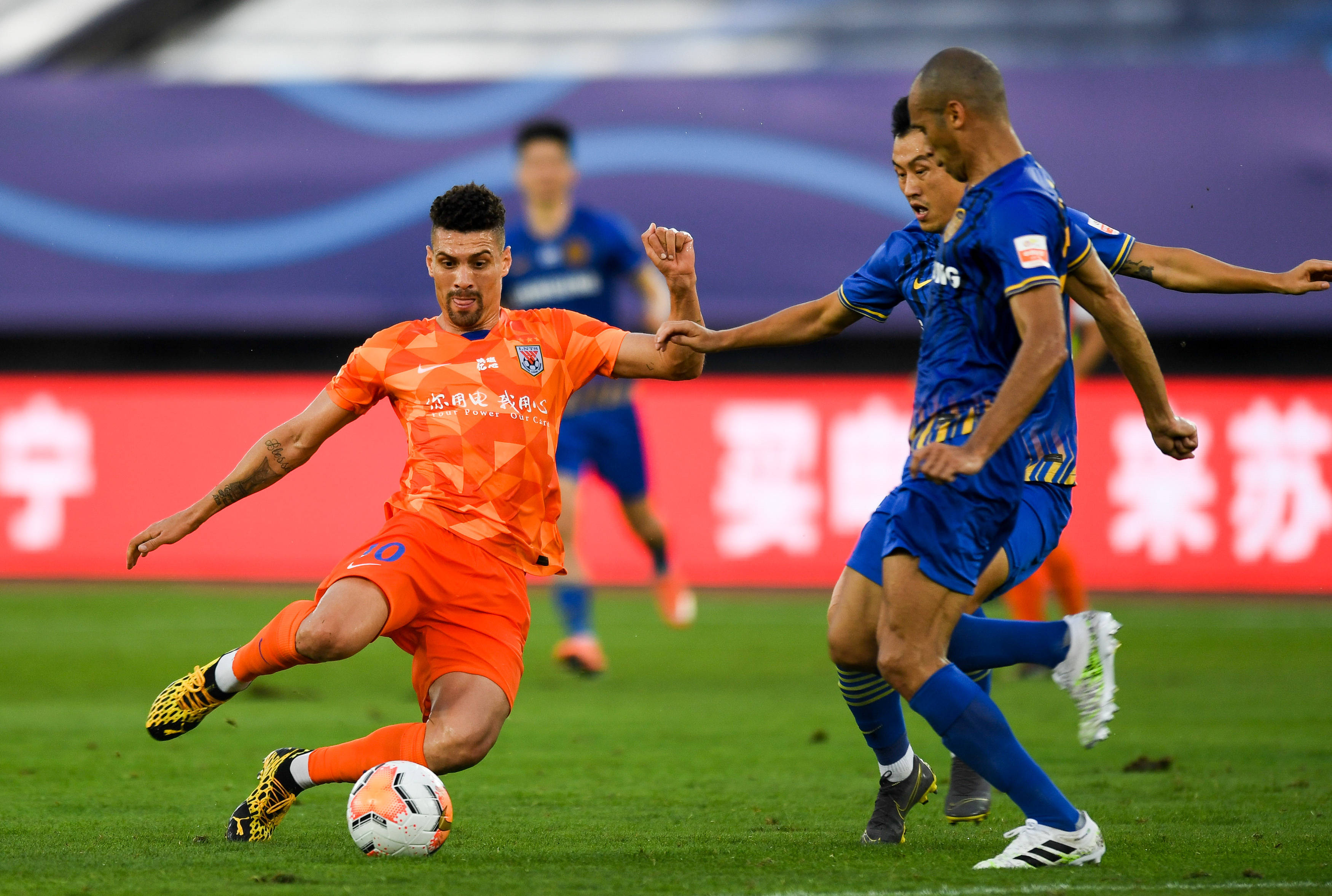 鲁能主场遭遇困境,中超竞争持续白热化的简单介绍 鲁能主场遭遇困境,中超竞争持续白热化的简单介绍