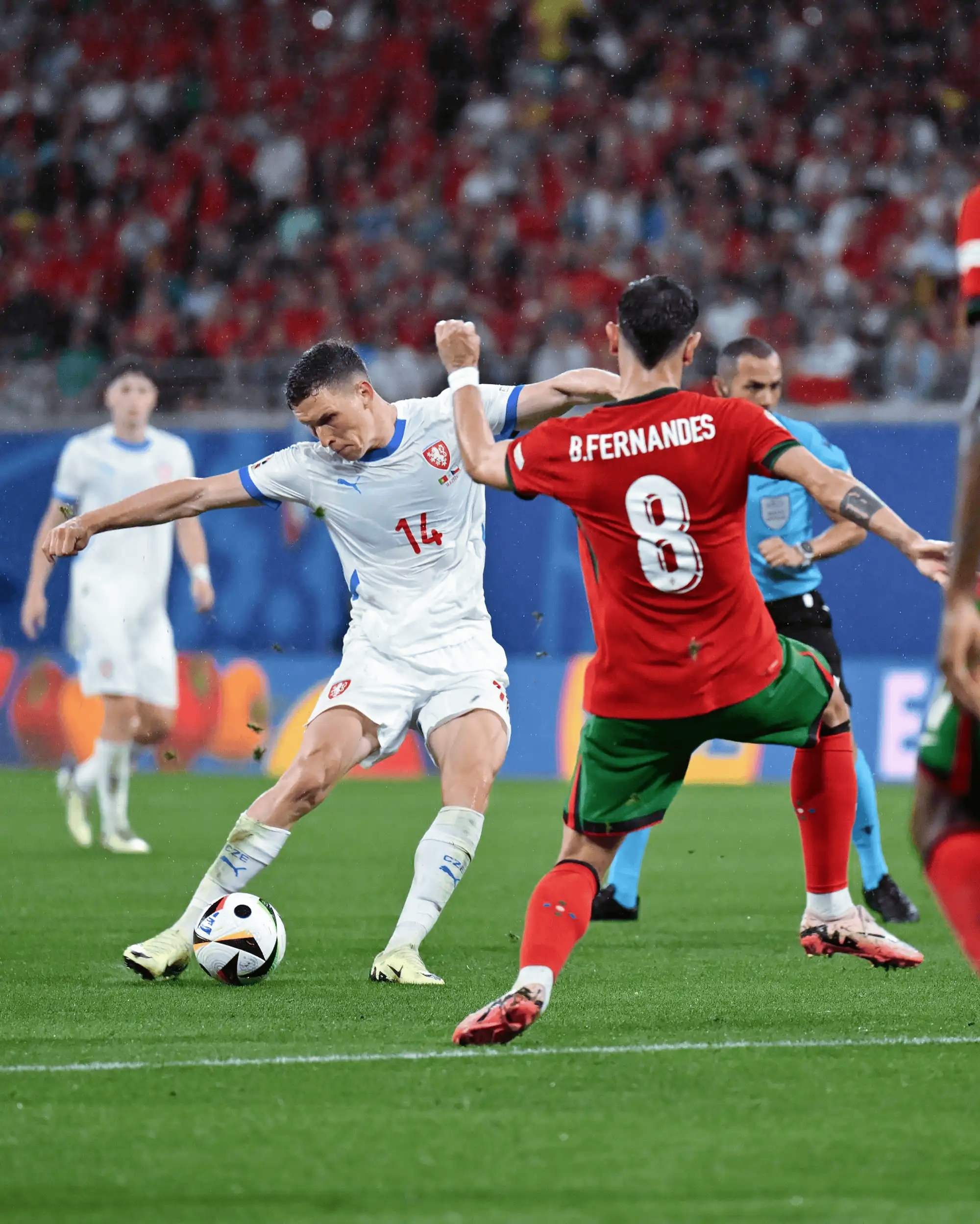 欧洲杯热门球员表现抢眼,突破不断 欧洲杯热门球员表现抢眼,突破不断