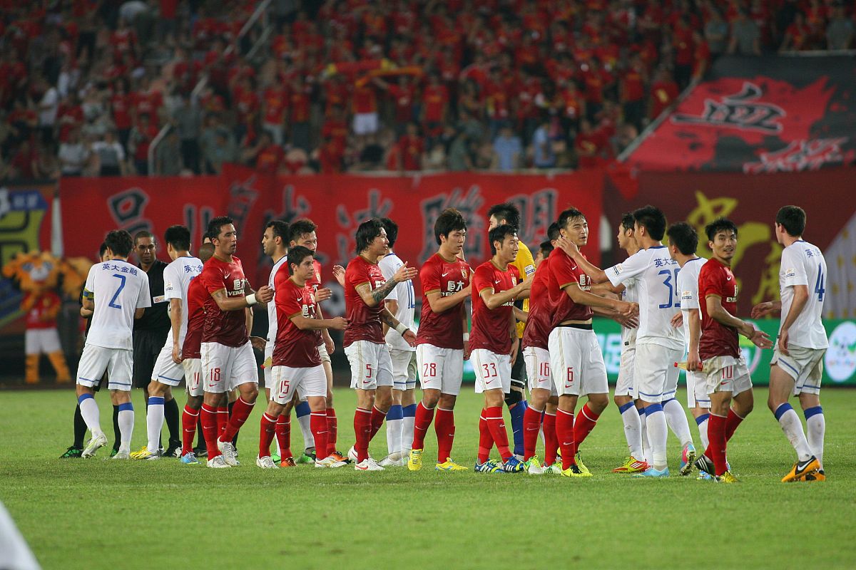 开云体育登录-比赛现场火爆，球员们拼尽全力，追逐胜利