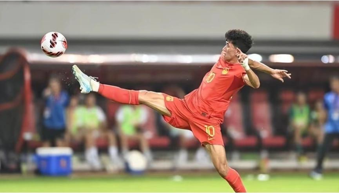 比赛现场火爆,球员们拼尽全力,追逐胜利 比赛现场火爆,球员们拼尽全力,追逐胜利