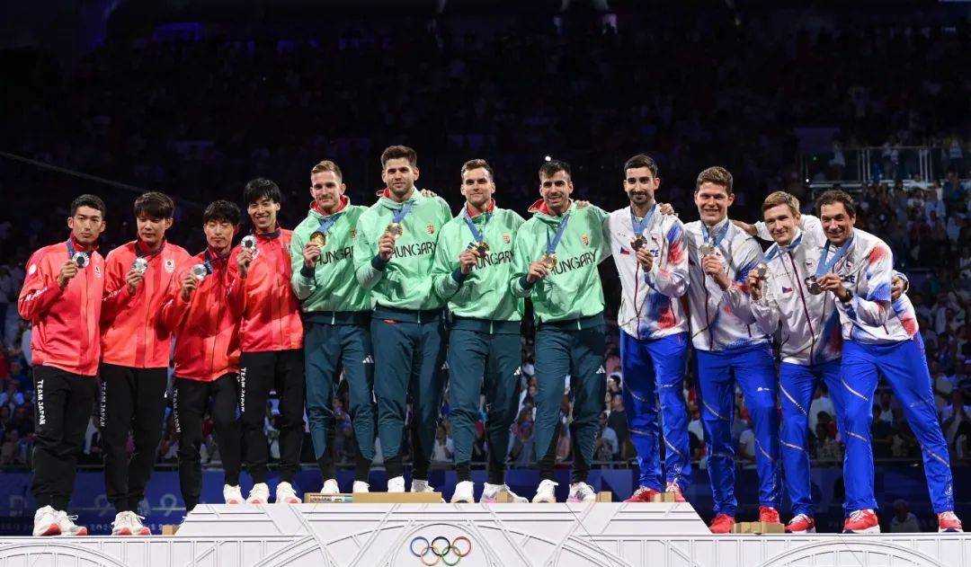 捷克选手登顶领奖台，成为代表