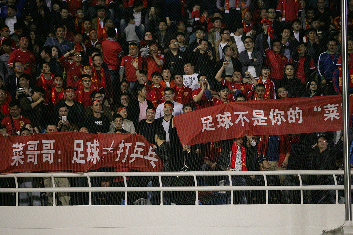 开云体育在线-包含场上战况激烈，双方拼尽全力争夺胜利的词条