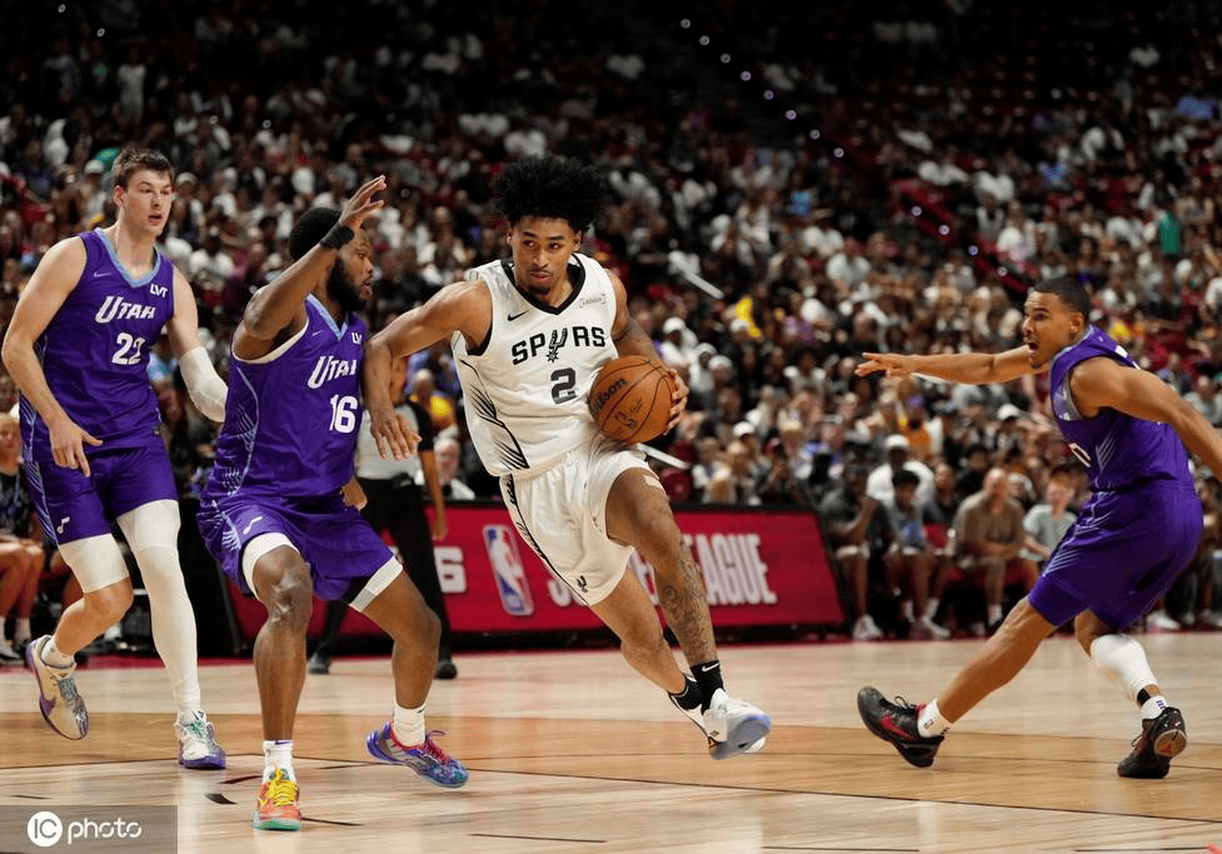 开云APP-爵士擒下马刺，戈贝尔关键封盖确保胜利的简单介绍